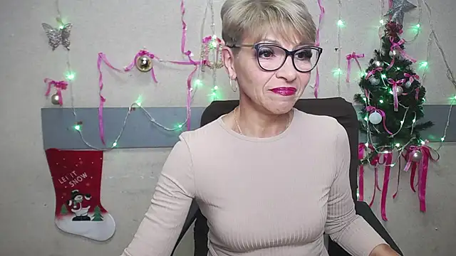 Snapshot of EllaBonito chatting on January 12, 6:28 am EllaBonito online show from January 12, 6:28 am