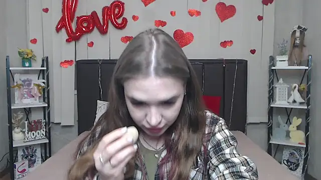 LauraHlot online show from March 11, 6:25 pm