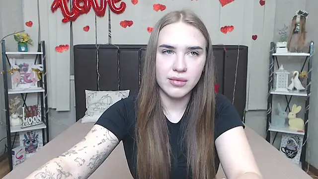 LauraHlot online show from April 4, 5:32 pm