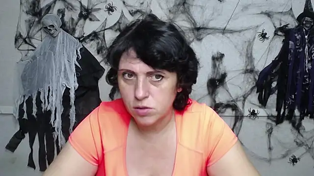 Snapshot of LuciaMii chatting on October 25, 5:04 am LuciaMii online show from October 25, 5:04 am