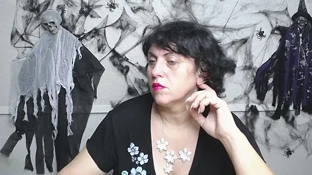 Snapshot of LuciaMii chatting on November 10, 6:12 am LuciaMii online show from November 10, 6:12 am