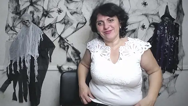 Snapshot of LuciaMii chatting on November 12, 6:14 am LuciaMii online show from November 12, 6:14 am