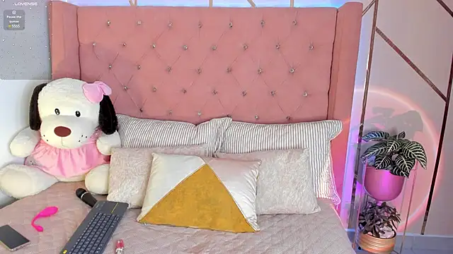 Snapshot of foxxxmegan chatting on February 20, 2:02 pm foxxxmegan online show from February 20, 2:02 pm