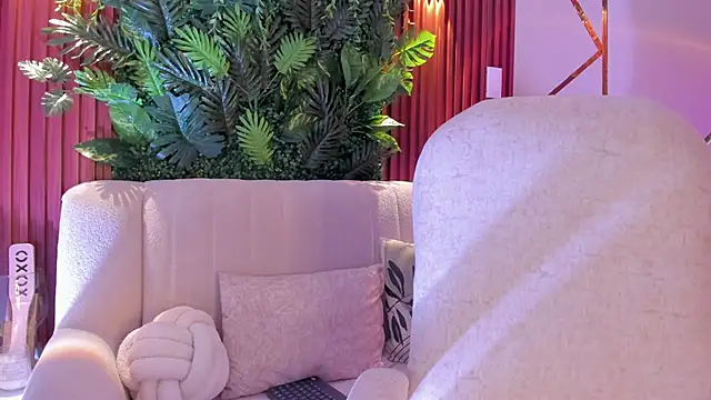 Snapshot of foxxxmegan chatting on October 21, 4:08 pm foxxxmegan online show from October 21, 4:08 pm