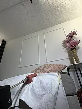 anellejones online show from April 8, 9:48 pm