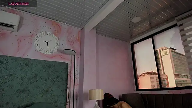 JESSI NAOMI online show from December 22, 9:01 pm