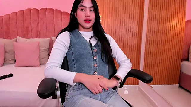 Snapshot of ariel_jonees chatting on December 16, 5:00 pm ariel jonees online show from December 16, 5:00 pm