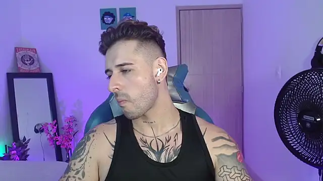Snapshot of Ares_blue chatting on May 11, 2:45 pm Ares blue online show from May 11, 2:45 pm