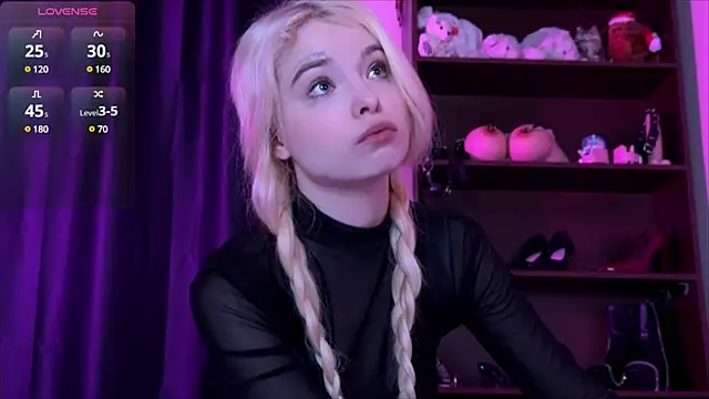 Snapshot of MisssLola chatting on December 16, 1:32 pm MisssLola online show from December 16, 1:32 pm