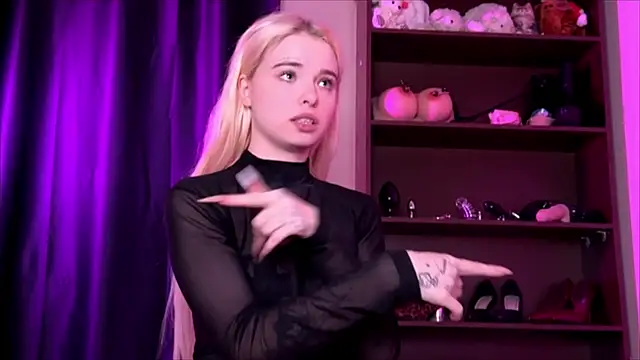 Snapshot of MisssLola chatting on January 5, 7:28 pm MisssLola online show from January 5, 7:28 pm