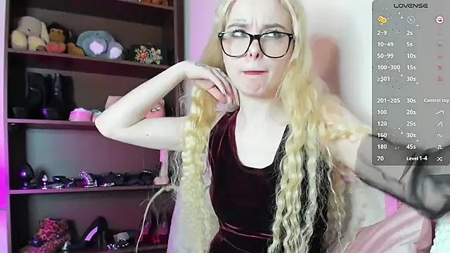 Snapshot of MisssLola chatting on February 11, 1:20 pm MisssLola online show from February 11, 1:20 pm