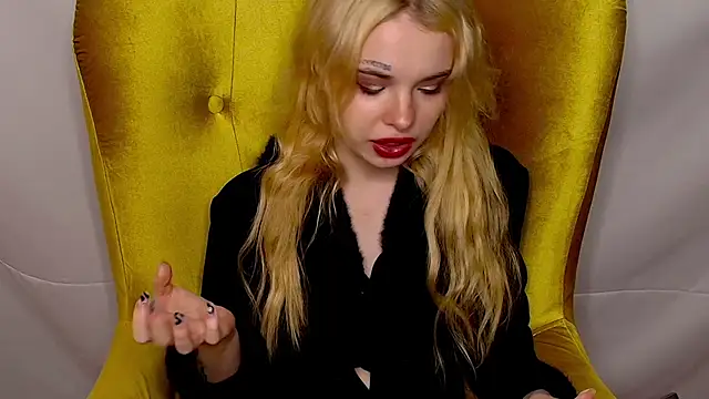 Snapshot of MisssLola chatting on October 21, 2:29 pm MisssLola online show from October 21, 2:29 pm