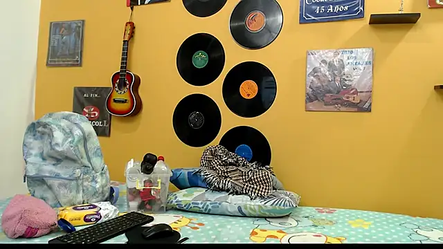 Snapshot of evaleribigtits18 chatting on February 20, 2:40 am evaleribigtits18 online show from February 20, 2:40 am