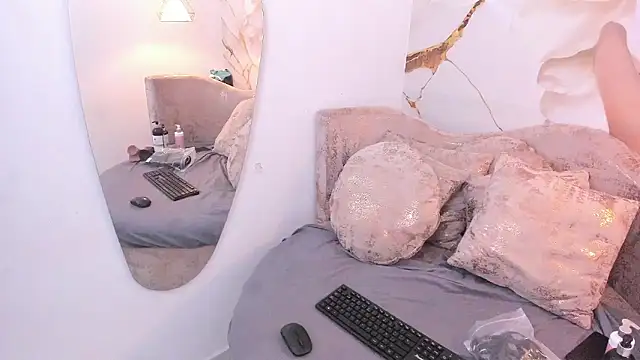 melaniecooperr online show from December 2, 11:34 am