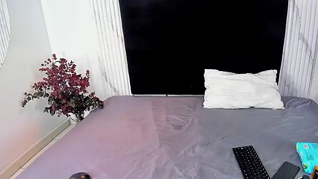 melaniecooperr online show from December 5, 11:05 am