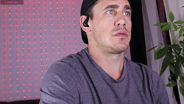 Snapshot of DamienSliick chatting on October 16, 3:40 am DamienSliick online show from October 16, 3:40 am