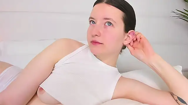 MoonAngelic online show from March 7, 3:19 am