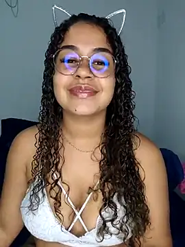 Snapshot of VitoriaFernandes chatting on March 22, 8:59 pm VitoriaFernandes online show from March 22, 8:59 pm
