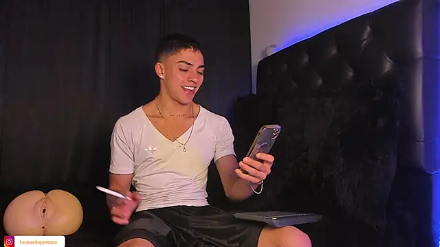 James1lee  online show from February 15, 3:31 am