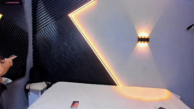 Laia and Aloby online show from April 11, 10:25 pm