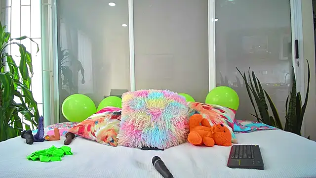 oriana thomson2 online show from March 5, 6:23 pm