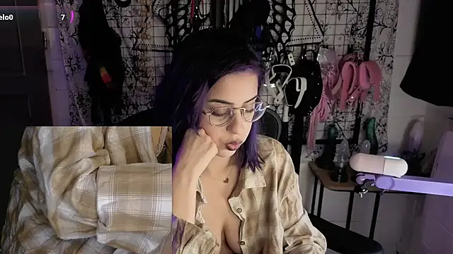 Snapshot of LisandreLaVenale chatting on May 17, 9:33 pm LisandreLaVenale online show from May 17, 9:33 pm
