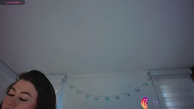 venusleroy  online show from January 14, 10:25 pm