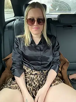 Sissy-Bee online show from December 26, 2:27 pm