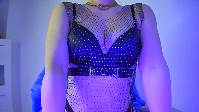Snapshot of Sissy-Bee chatting on May 1, 6:01 pm Sissy-Bee online show from May 1, 6:01 pm