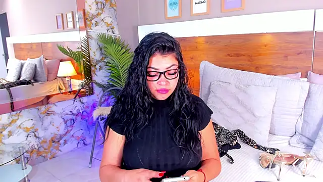 EmaBakker online show from October 18, 1:12 pm