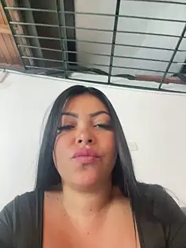 Snapshot of EmaBakker chatting on May 29, 7:17 am EmaBakker online show from May 29, 7:17 am