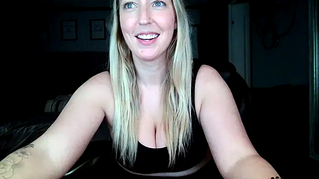 lucyallen4201 online show from December 20, 7:39 pm