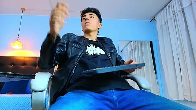 Lobo 17  online show from February 13, 7:03 am