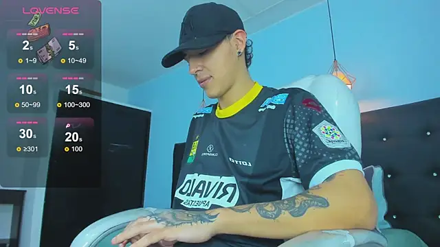 Snapshot of Lobo_17_ chatting on January 18, 3:43 am Lobo 17 online show from January 18, 3:43 am