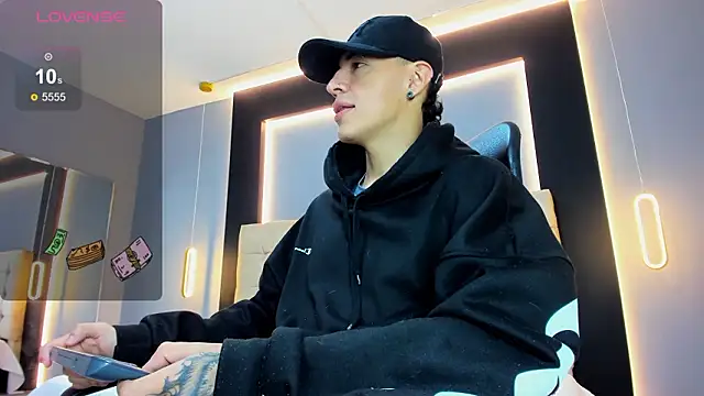 Snapshot of Lobo_17_ chatting on February 1, 3:49 am Lobo 17 online show from February 1, 3:49 am