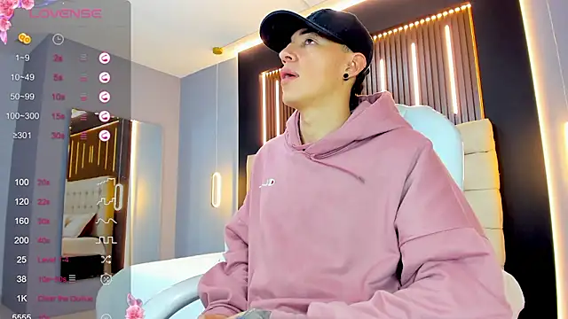 Snapshot of Lobo_17_ chatting on February 6, 3:33 am Lobo 17 online show from February 6, 3:33 am