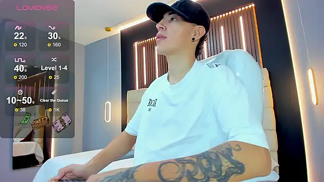 Snapshot of Lobo_17_ chatting on February 10, 3:43 am Lobo 17 online show from February 10, 3:43 am