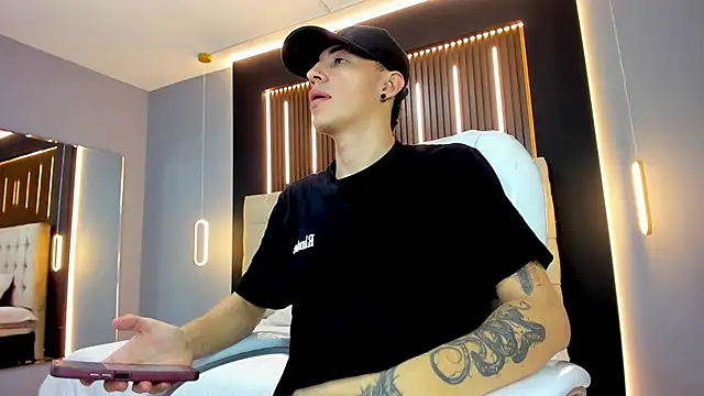 Snapshot of Lobo_17_ chatting on February 11, 10:48 pm Lobo 17 online show from February 11, 10:48 pm