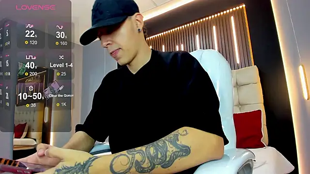 Snapshot of Lobo_17_ chatting on February 13, 3:46 am Lobo 17 online show from February 13, 3:46 am