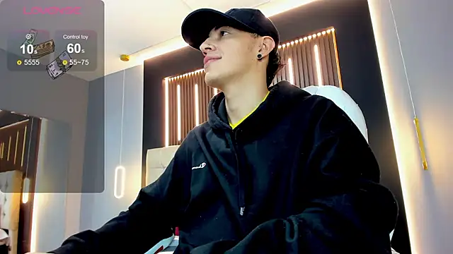 Snapshot of Lobo_17_ chatting on February 15, 8:02 am Lobo 17 online show from February 15, 8:02 am