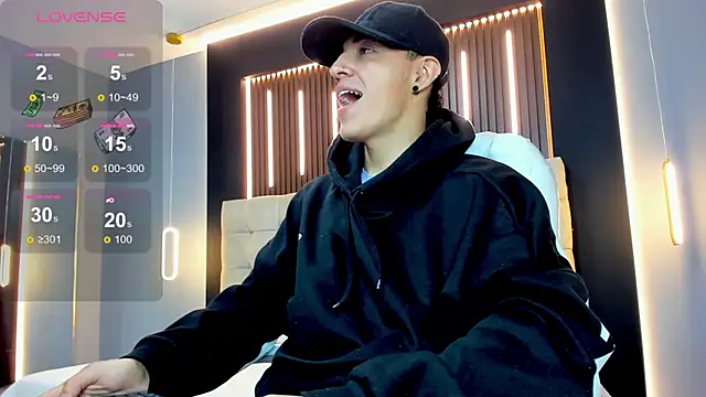 Snapshot of Lobo_17_ chatting on February 19, 3:35 am Lobo 17 online show from February 19, 3:35 am