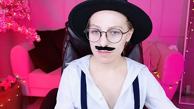 Snapshot of AphexQueen chatting on December 14, 1:05 pm AphexQueen online show from December 14, 1:05 pm