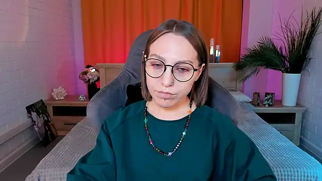 Snapshot of AphexQueen chatting on February 6, 1:21 pm AphexQueen online show from February 6, 1:21 pm