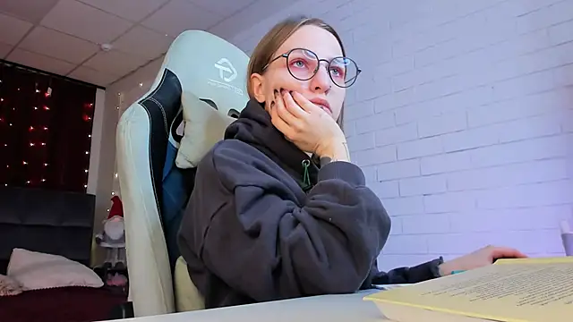 Snapshot of AphexQueen chatting on February 10, 8:42 pm AphexQueen online show from February 10, 8:42 pm