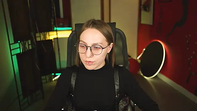 Snapshot of AphexQueen chatting on February 13, 9:20 am AphexQueen online show from February 13, 9:20 am