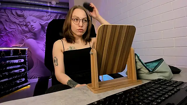 Snapshot of AphexQueen chatting on November 2, 5:21 am AphexQueen online show from November 2, 5:21 am