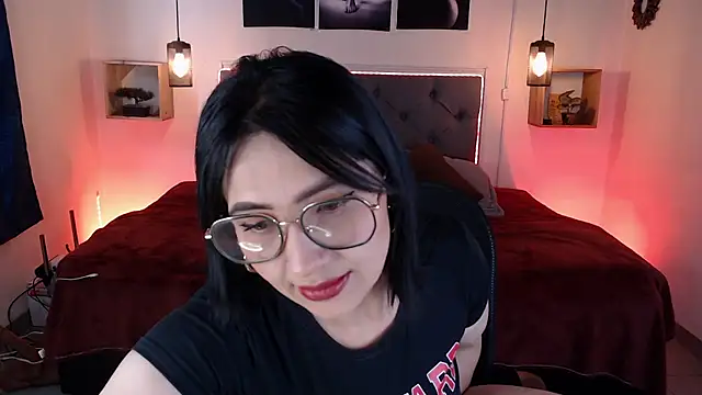 Snapshot of emily_leinner chatting on November 8, 2:50 pm emily leinner online show from November 8, 2:50 pm