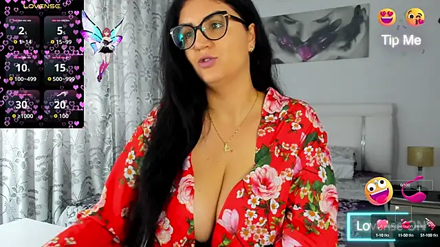 Snapshot of MyaBigBoobs chatting on October 15, 9:53 am MyaBigBoobs online show from October 15, 9:53 am
