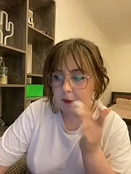 Snapshot of cinnabon_ chatting on December 6, 3:33 pm cinnabon  online show from December 6, 3:33 pm