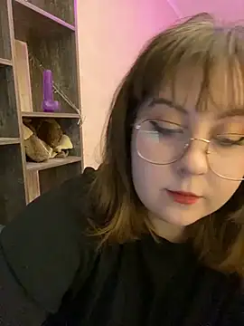 Snapshot of cinnabon_ chatting on December 20, 2:05 pm cinnabon  online show from December 20, 2:05 pm